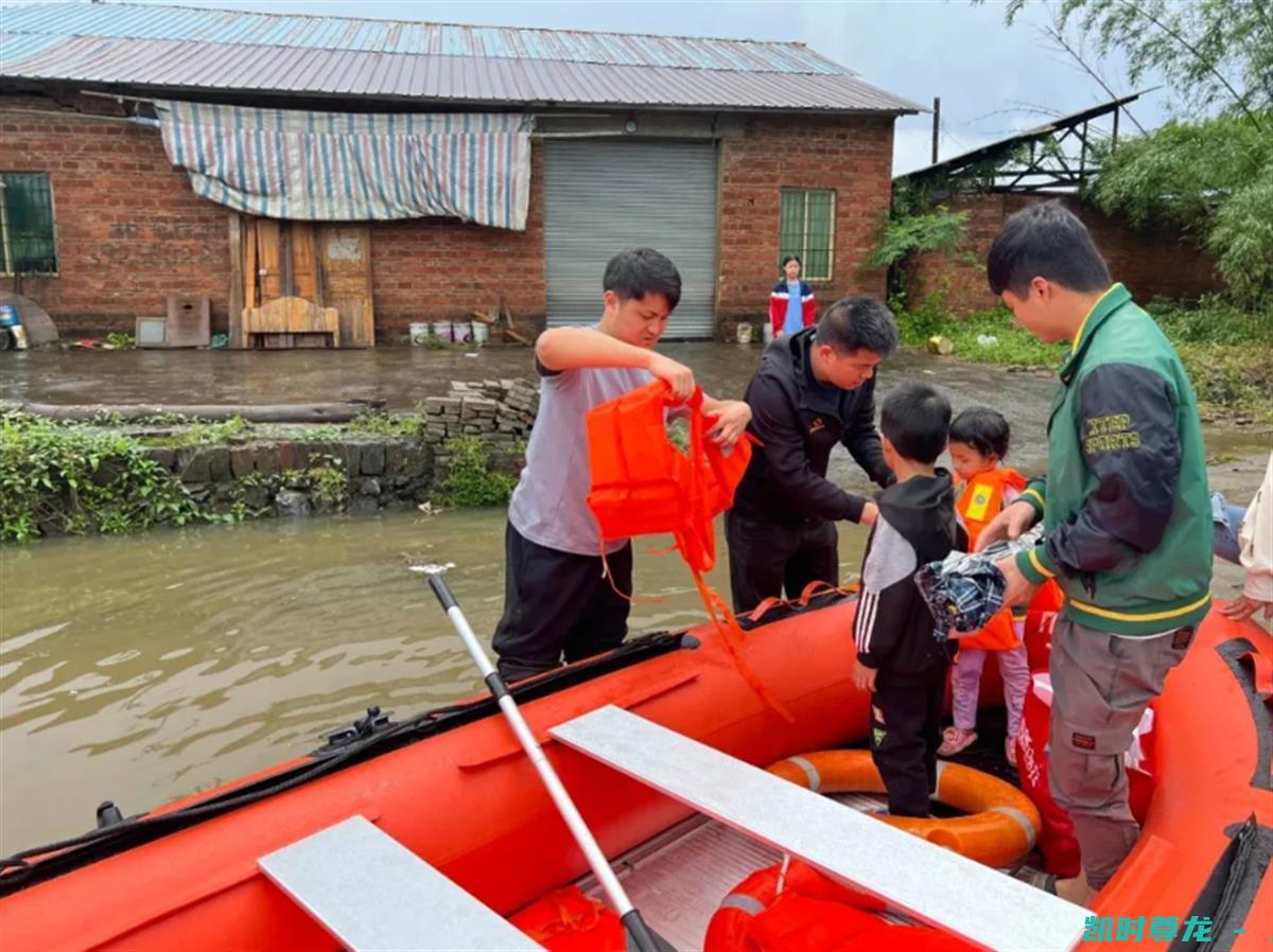 商户店铺仓库被淹 广东清远英德洪水侵袭 水深超两米